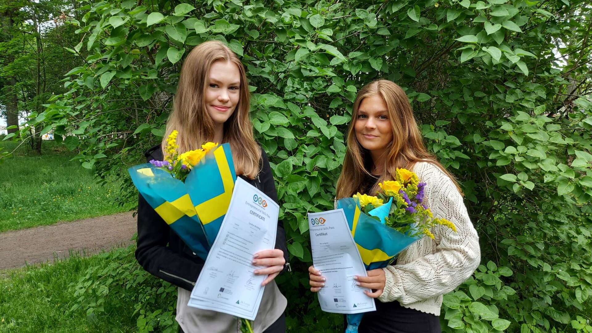 Caroline Westberg går sista året på ekonomiprogrammet och Ida Lundgren andra året på samhällsprogrammet, nu kan de titulera sig EPS-certifierade.
