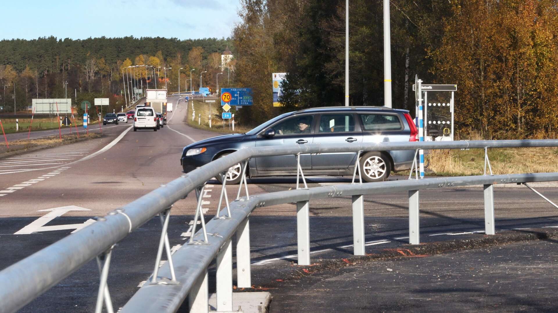 Bilister som svänger ut från Åvägen har dålig uppsikt över trafikläget på riksväg 26.