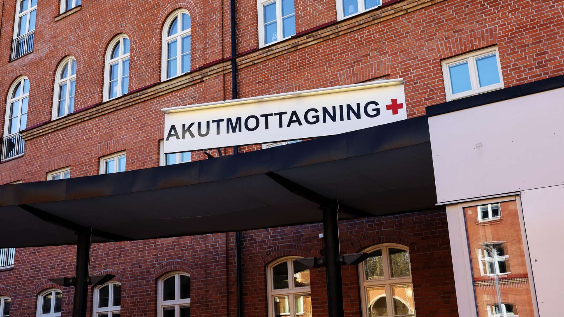 En miss på koncernkontoret var orsaken till att det aldrig gjordes en risk- och konsekvensanalys på hur nedläggningen av akuten i Lidköping skulle kunna påverka hela regionens hälso- och sjukvårdssystem ekonomiskt.