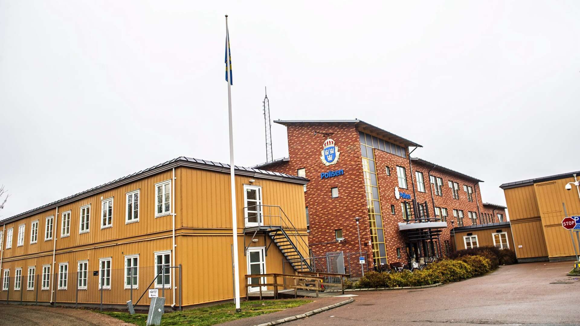 Polishuset i Karlstad har länge varit alldeles för litet, vilket under några år ledde till att man använde sig av moduler. De är dock borttagna. Nu ska polishuset byggas ut, men Polisförbundet i Värmland ser med oro på att de nya lokalerna ska bestå av ett stort kontorslandskap.