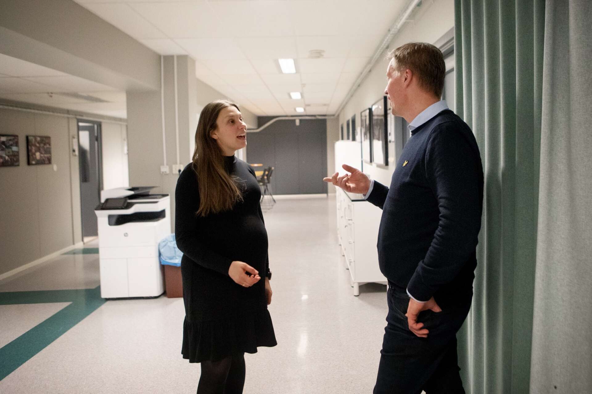 Emilia Gustafsson tillsammans med Rikard Olsson, som är sektionschef på projektkontoret där hon arbetar. Han ser gärna att det kommer fler tjejer till avdelningen. ”Det blir en annan kultur och inte så grabbigt om det är mer blandat”, säger han.