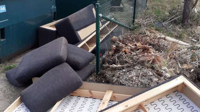En hel soffa har dumpats bakom återvinningscontainrarna på Näsgatan i Åmål.