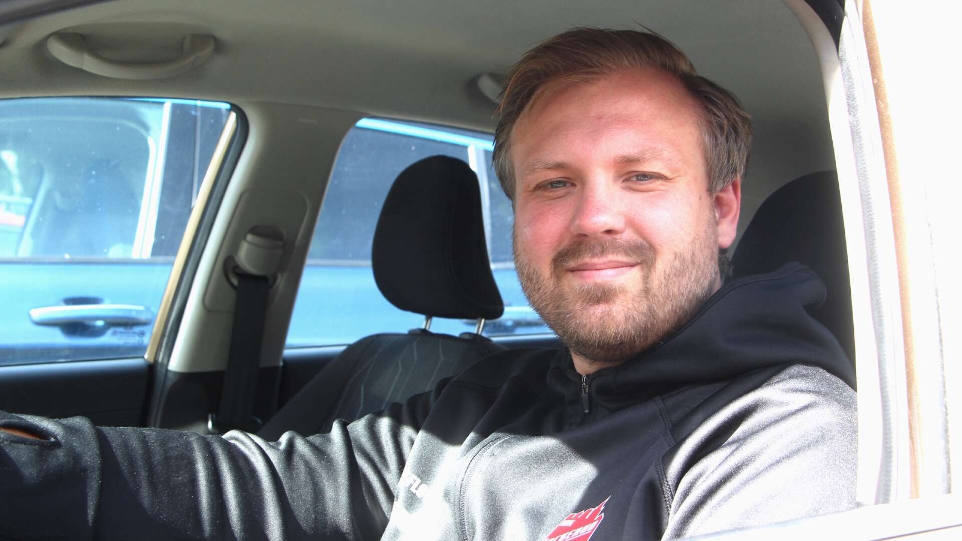 Senast Mickael Fredriksson tränade ett lag i SSL, säsongen 2019/2020, pendlade han mellan hemmet i Gullspång, jobbet i Mariestad och tränarsysslan i Jönköping. När han nu är tillbaka i högstaligan har han tagit SSL till samma ort som sitt arbete.
