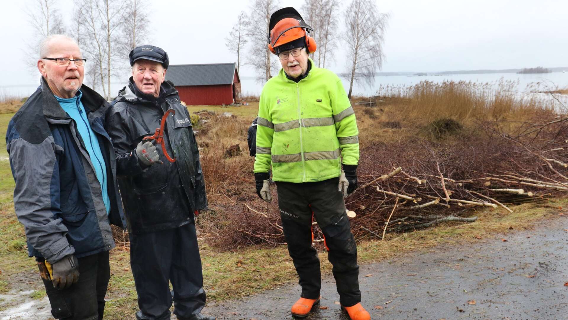 Tore Johansson, Johnny Gustafsson och Bo Björk då området kring Nolhagens hamn röjdes. Däremot dröjer det innan utgrävningen kan börja. 