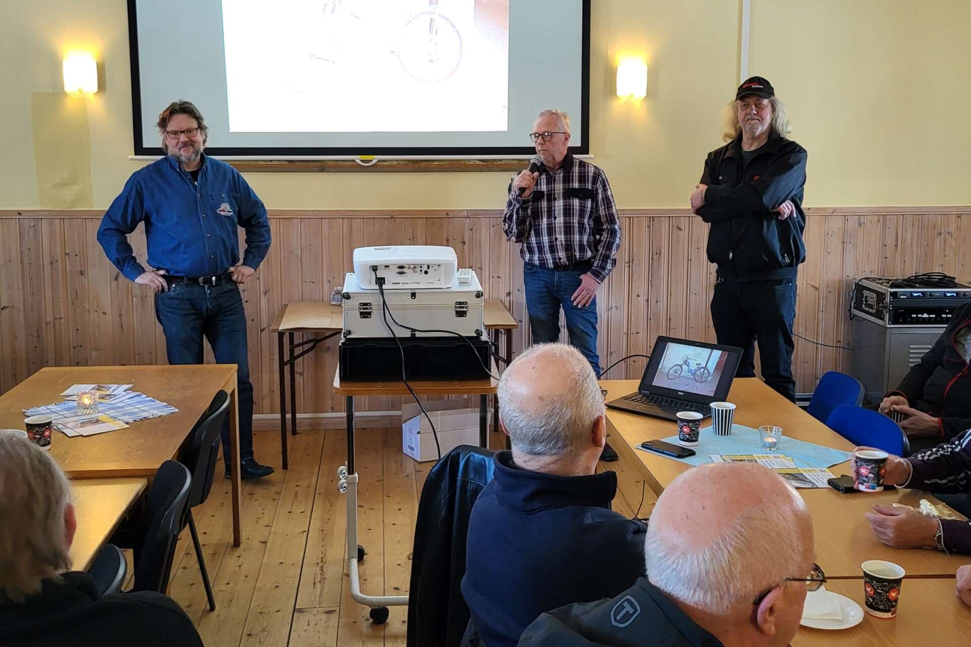 Anders Nordner, Hans Forslund och Jim Lundberg började tala inför åhörarna i Nysäters bygdegård.