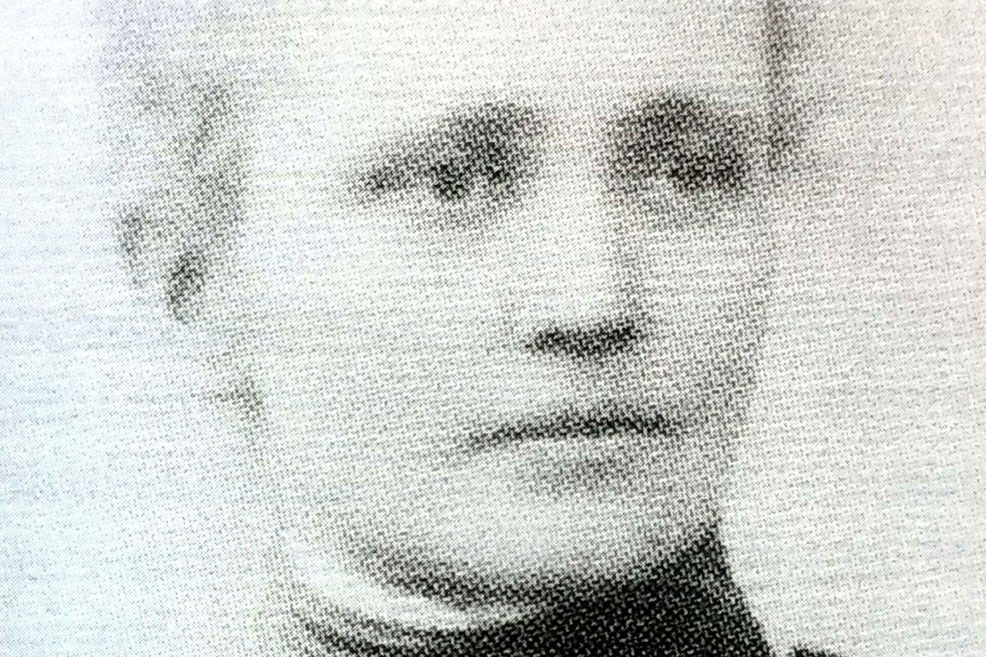 Maria Martinsson var dotter till en präst i Brattfors och arbetade i 33 år som föreståndare på ett barnhem i Majorna i Göteborg.