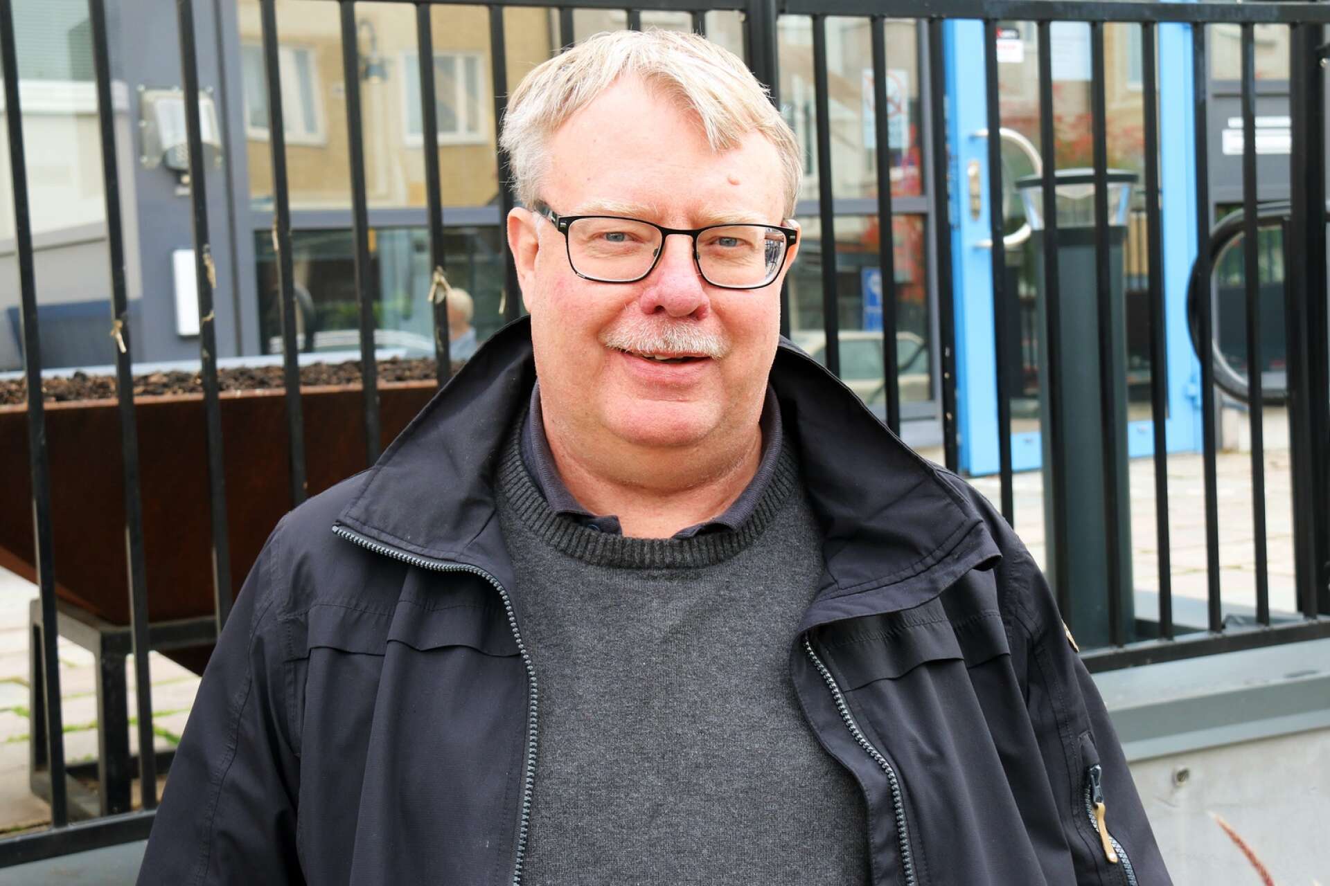 Ronnie Walfridsson (M) är ersättare i Torsby bostäders styrelse och önskar att kommunstyrelsens beslut ska påskynda byggandet vid kvarteret Björken.