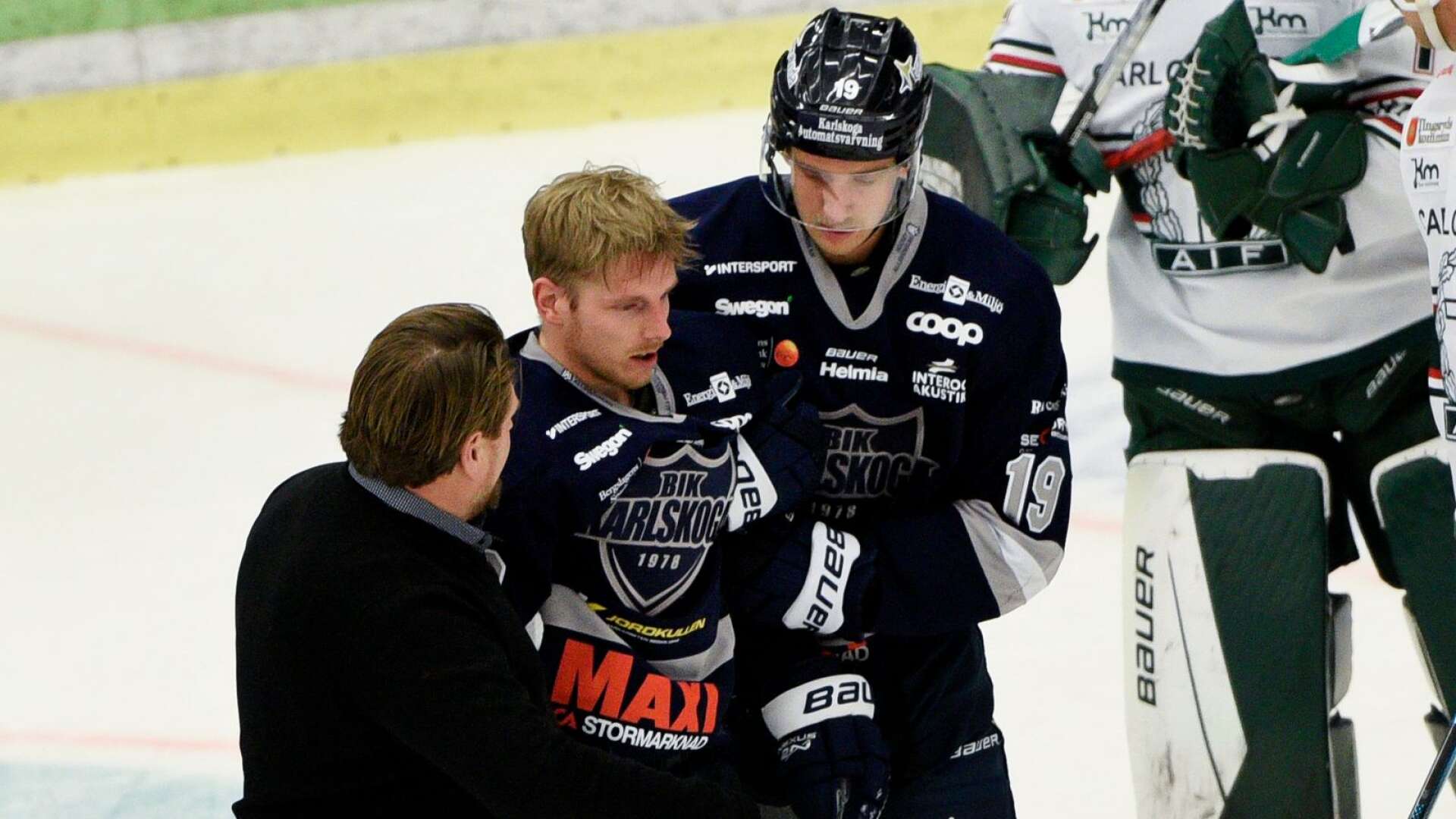 Gustaf Thorell fick hjälpas av isen efter att ha blivit skadad i första perioden.