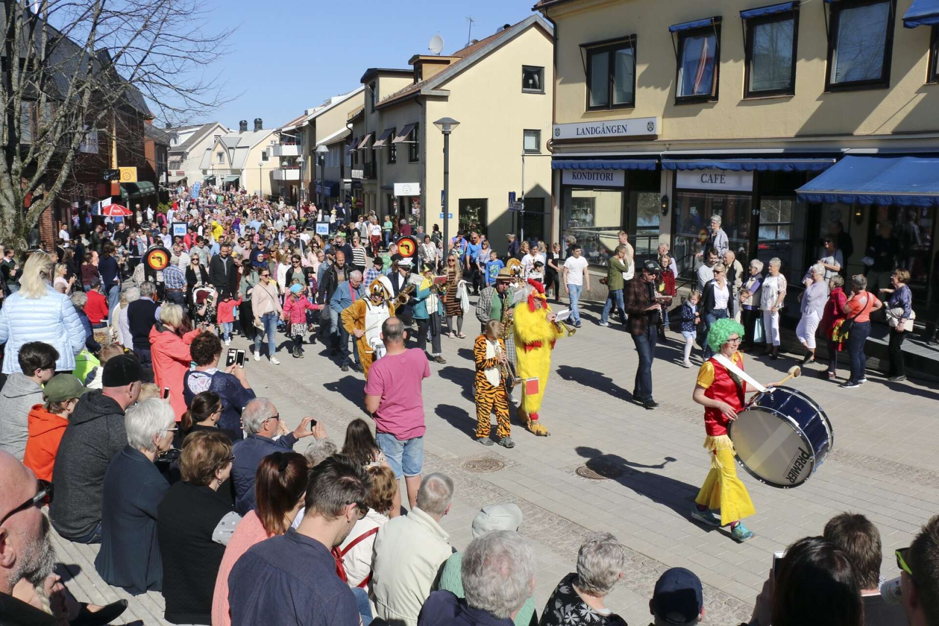Påskparaden i Bengtsfors brukar locka mycket folk. Här från ett tidigare arrangemang. 