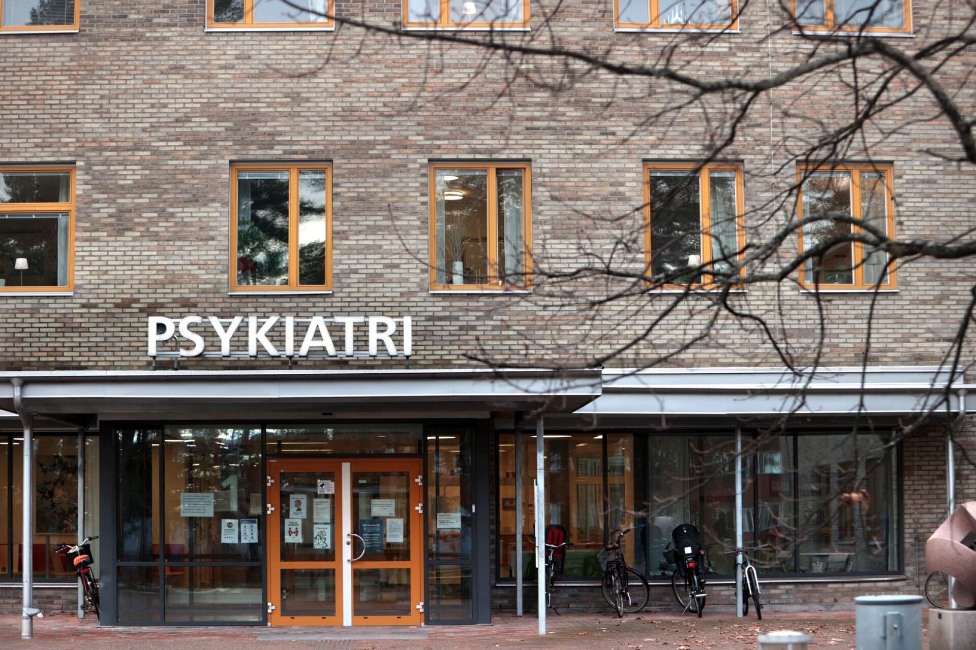 Den psykiatriska slutenvården på Centralsjukhuset i Karlstad har tampats med bemanningssvårigheter och stängda vårdplatser i flera år. 