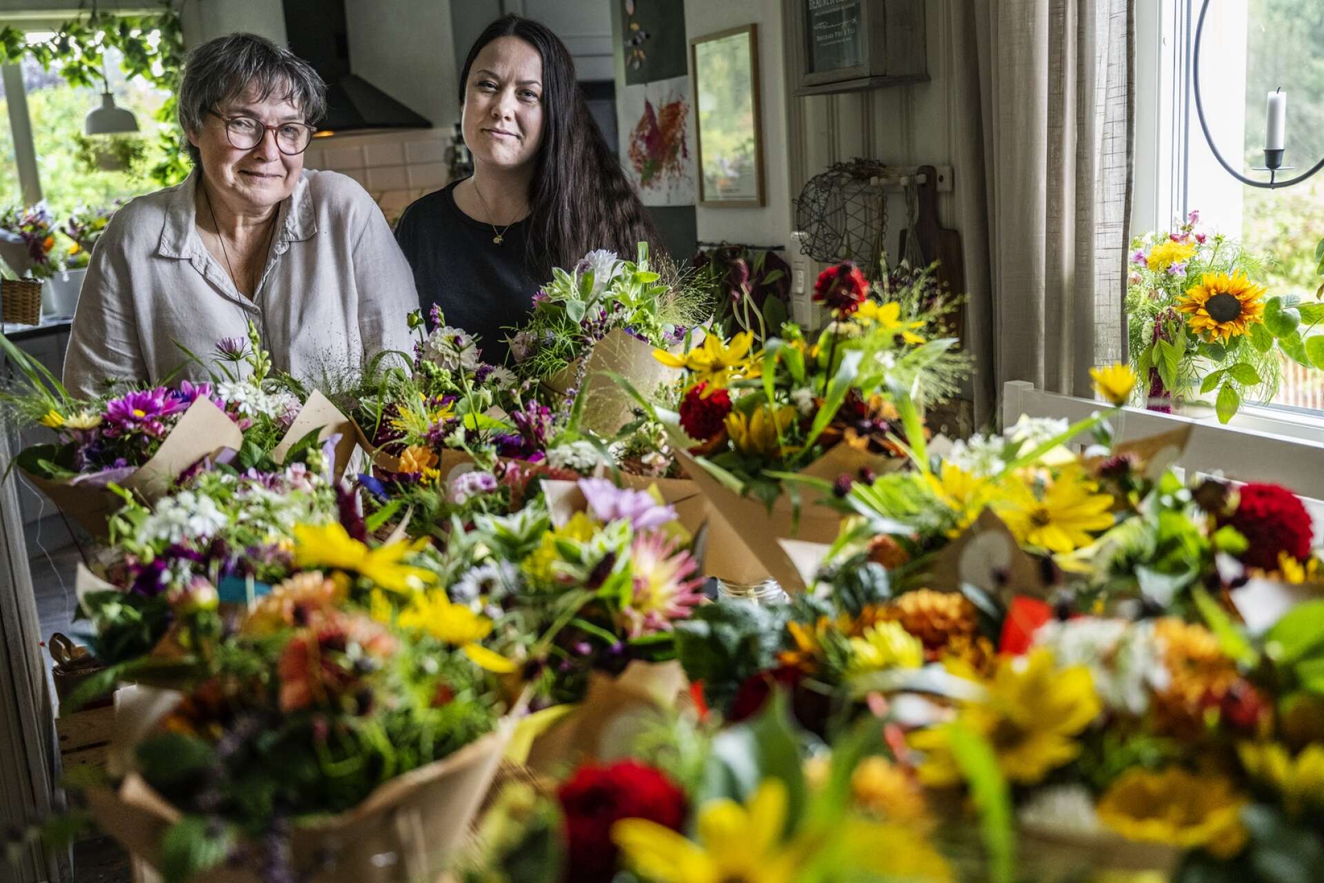 Karina och Emeli Björn tyckte det var svårt att komma på namn till verksamheten. Just nu heter den Flowers and crafts, men kanske byter namn när de funderar på att starta företag.