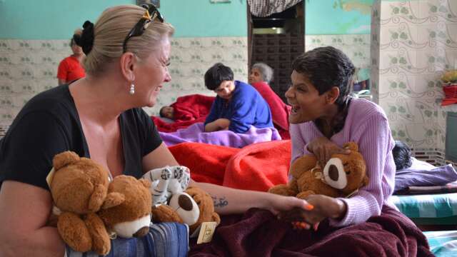 Sophie Lööf var på besök i Moder Teresas hem i Indien för att träffa svårt handikappade barn och vuxna.