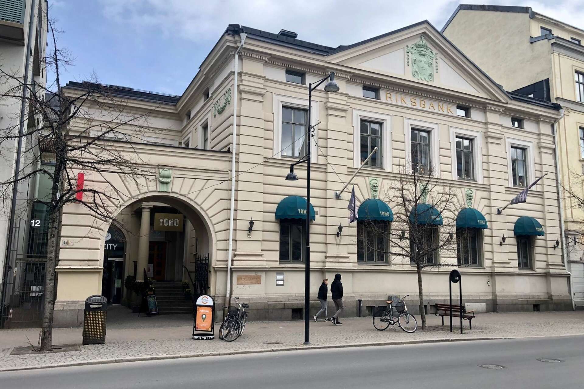 Olav Thon-gruppen som äger Mitticity är även ägare till Riksbankshuset på Järnvägsgatan och ska diskutera en eventuell ljussättning av fasaden.