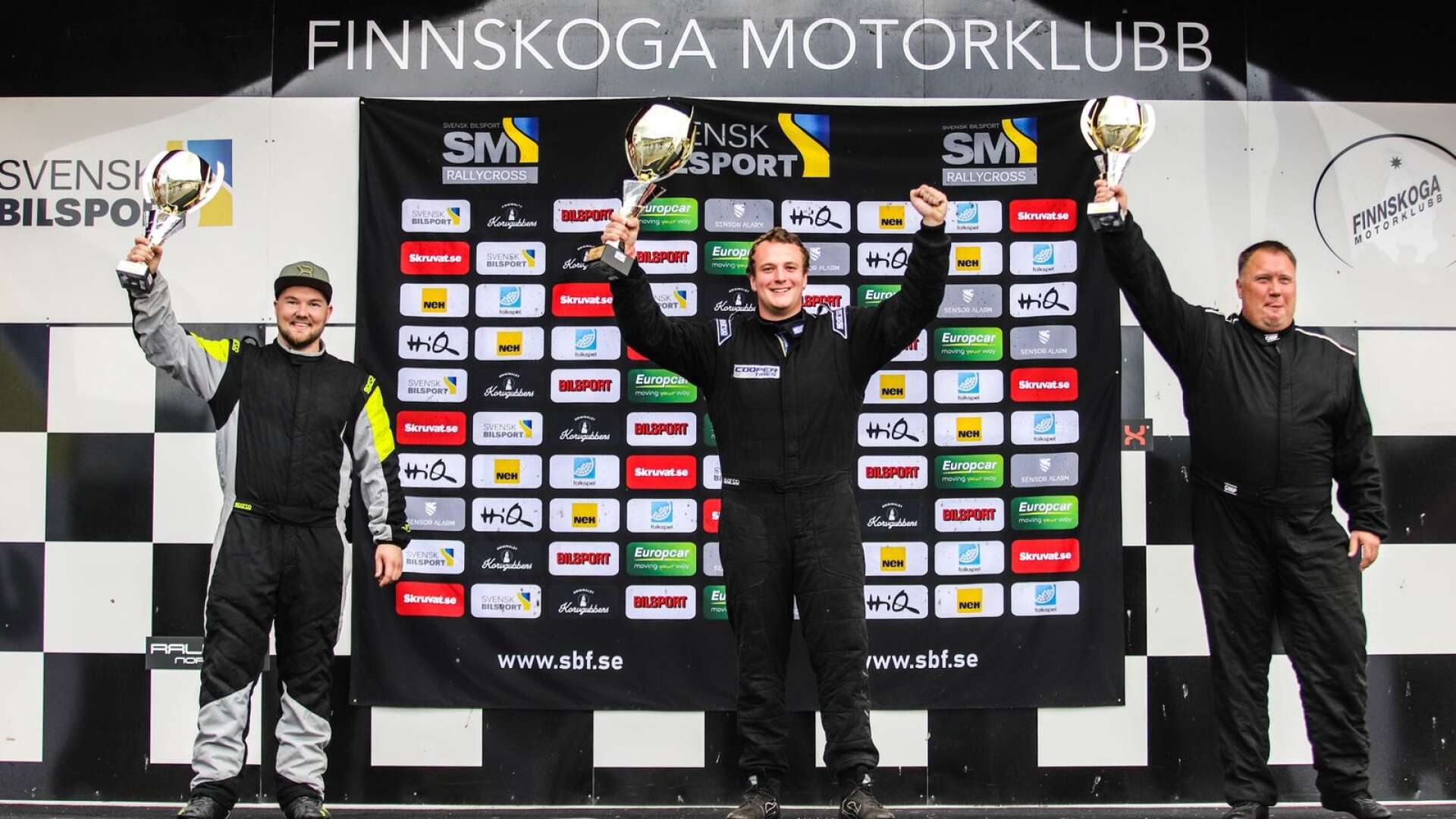 Anton Eriksson Therus från Karlskoga fick ställa sig högst upp på pallen i SM-tävlingen i rallycross i helgen.