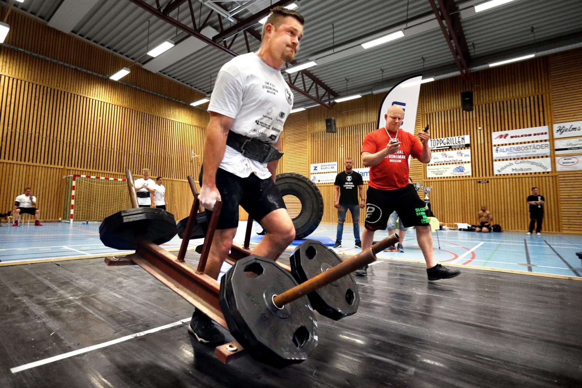 Jimmy Johansson från Årjäng är storfavorit när Sveriges starkaste man under 105 kilo ska utses på Jejes gym i Åmål på lördag.