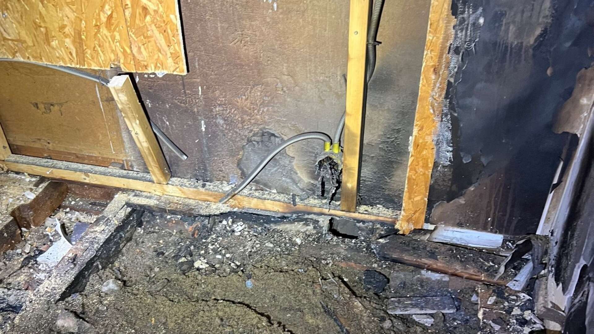Det blev ett tufft jobb för räddningstjänstens rökdykare att bryta och bända upp golv och väggar för att komma åt att släcka branden.