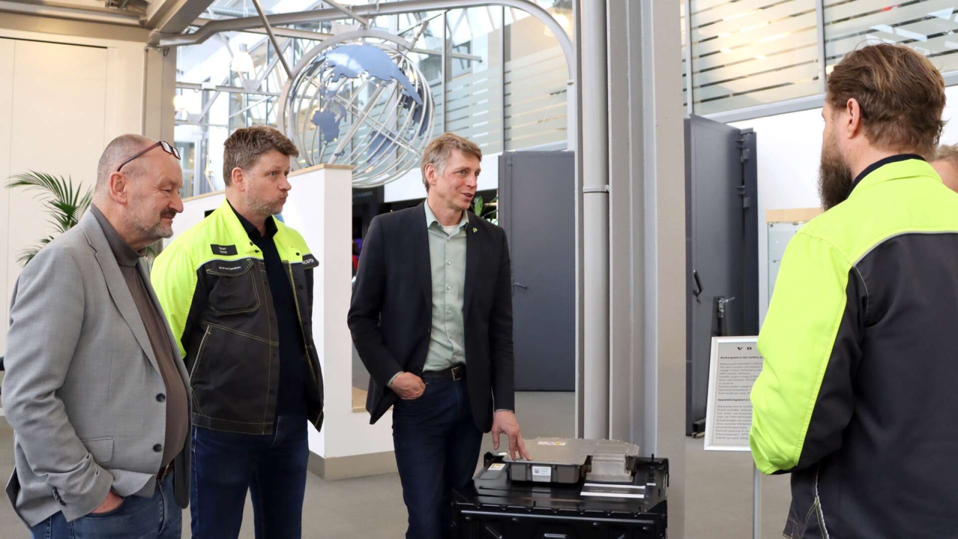 Per Bolund (MP) besökte Skövde och Skaraborg under fredagen. Ett av besöken var på Volvo GTO där industrins omställning och battericellsfabriken i Mariestad var på agendan. Här tillsammans med Jörgen Gustafsson, Robert Gorner och Rickard Lundberg, Volvo GTO.