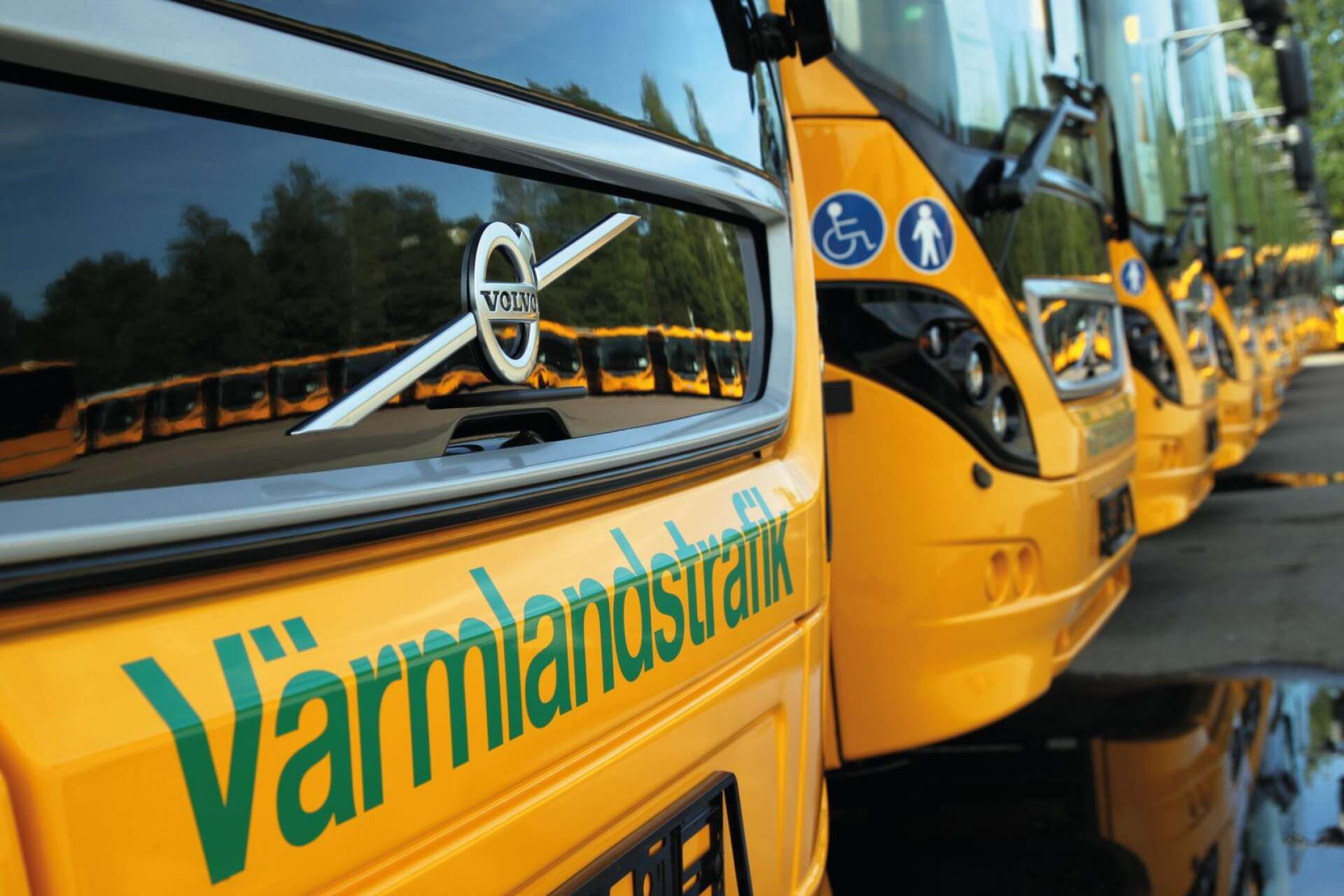 Region Värmlands totalt 220 bussar räcker inte till för att transportera alla resenärer i morgonrusningen när Coronapandemin kräver ett ökat avstånd mellan passagerarna.