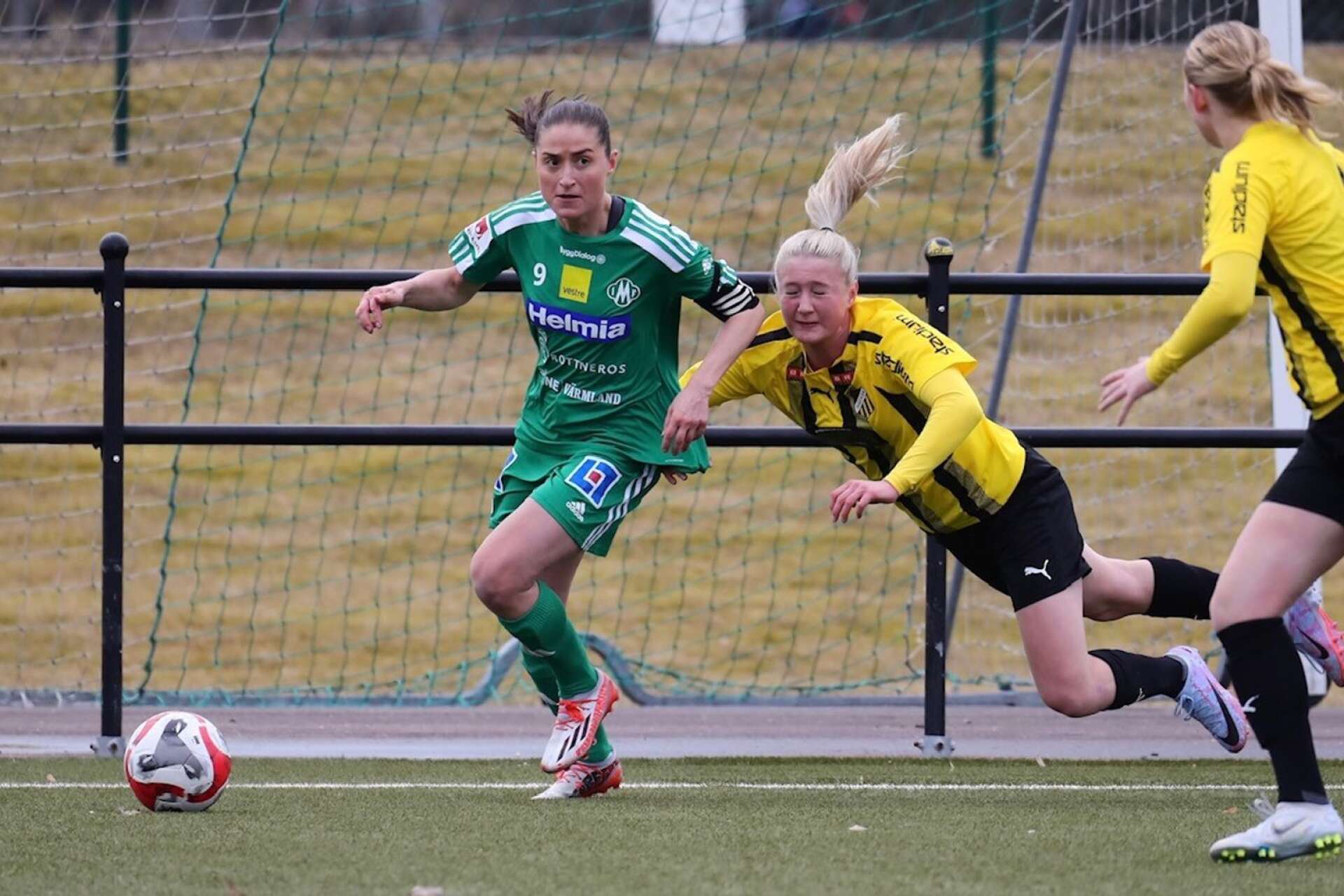 Mallbackens IF med lagkapten Irvina Bajramovic åkte på tredje raka nederlaget borta mot AIK. Arkivbild.