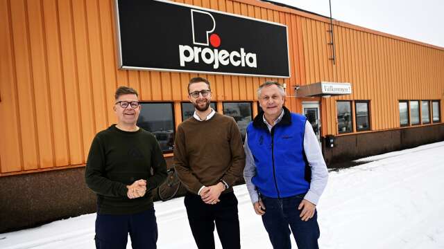 Köparen Albin Tyllgren från Great Event flankeras av Projectasäljarna Lars Bergendahl, till vänster, och Lars Stenlund, till höger. 
