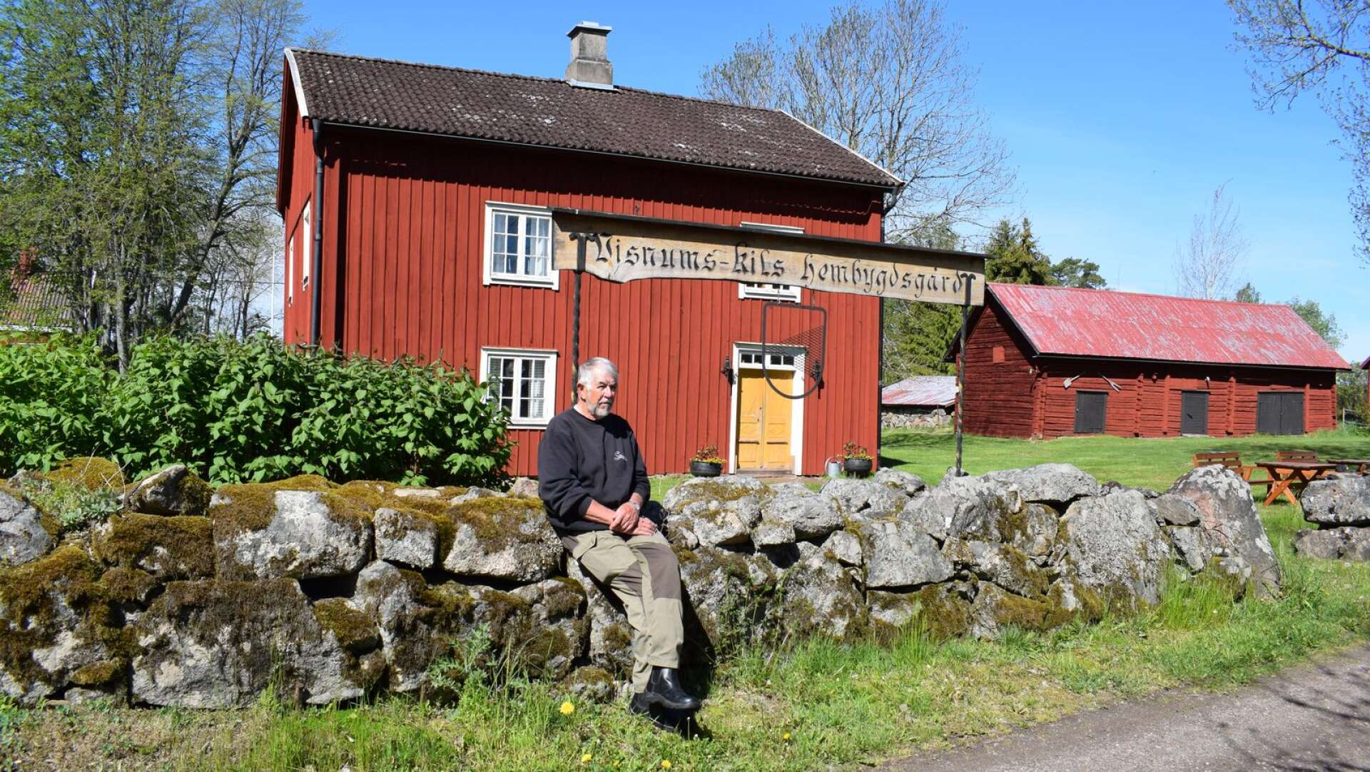 Karl-Åke Andersson framför hembygdsgården Kärr där nol. Det här var en gång fattigstugan i Visnums-Kil, och på senare år även ett äldreboende. 