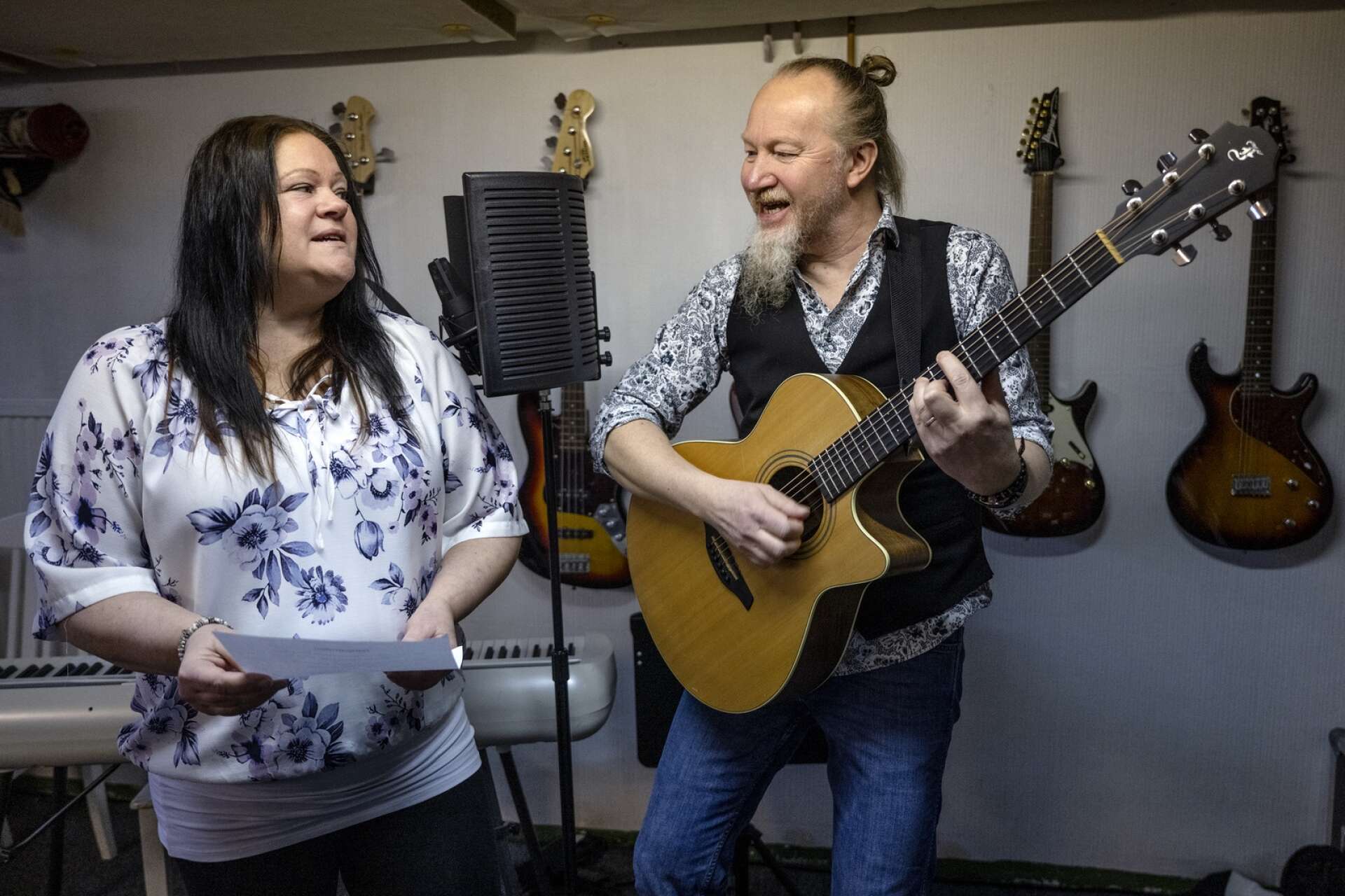 Anna Lindström och Magnus Liljeqvist hyllar Nattpatrullen i Säffle med låten ”Nattpatrullen”.