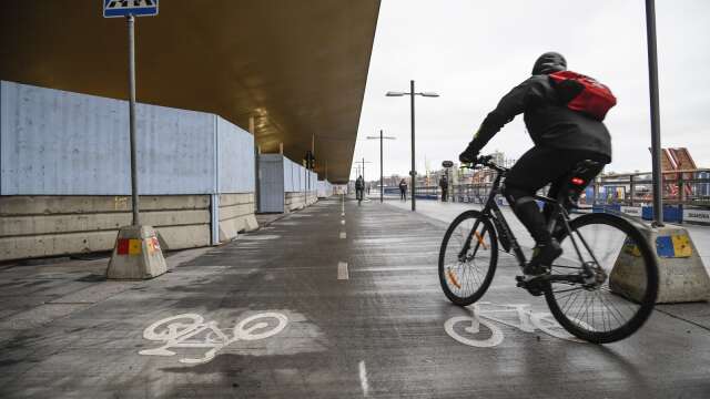 Insändarskribenten vill att cyklister ska cykla på cykelbanan och inte på trottoaren.