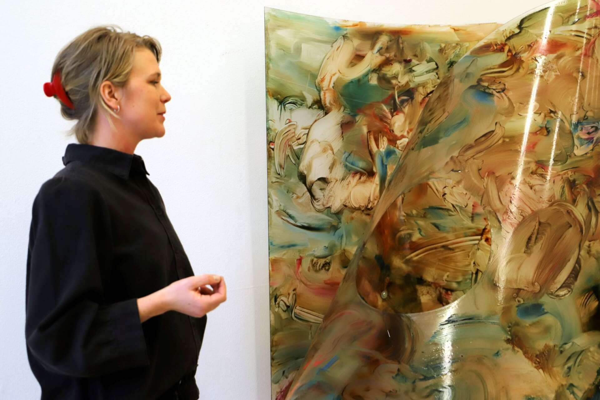 Flera av Katrin Westmans verk på utställningen är stora, målade på polykarbonat och tredimensionella.