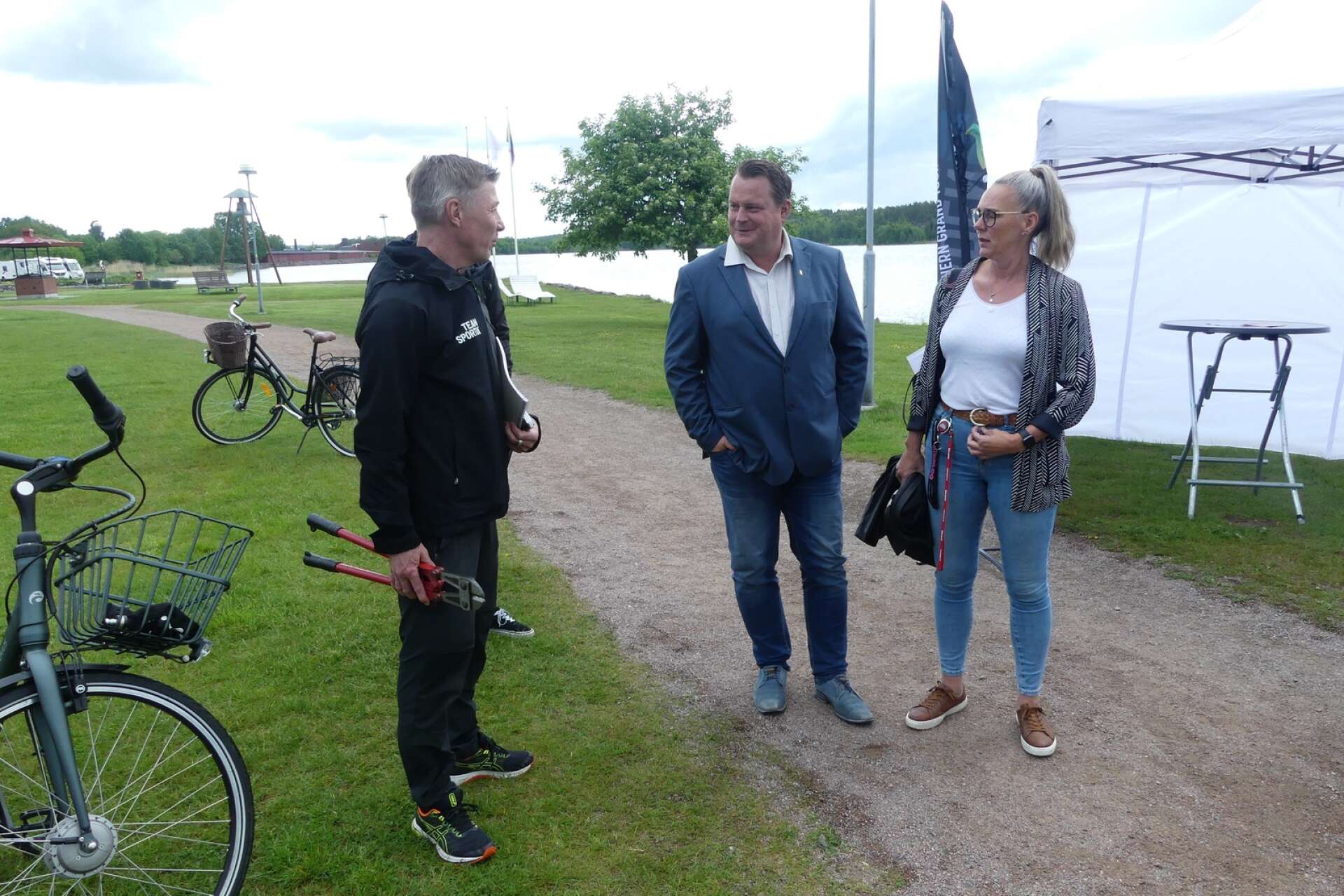 Sporthandlaren Magnus Jansson, till vänster, ordnade kedja och bulttång. Michael Karlsson (S) och Jenny Christensen representerade Åmåls kommun.