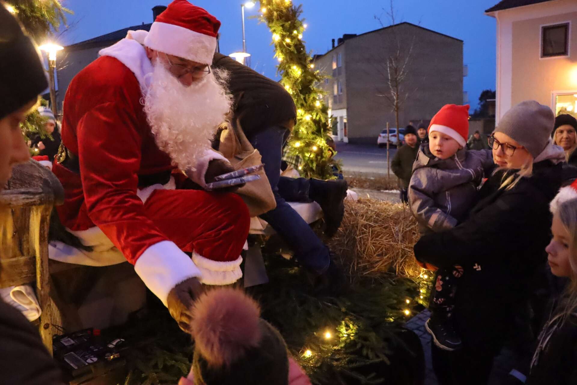 Tomten på torget vid julmarknaden i Gullspång. 
