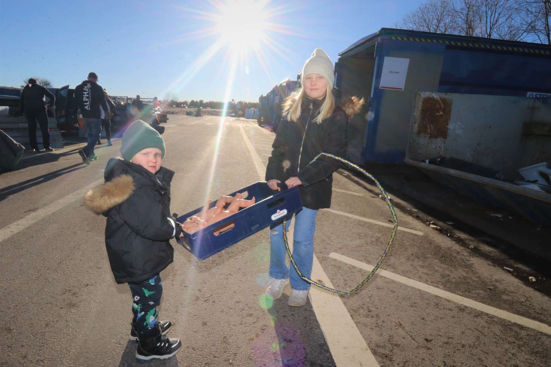 I helgen var det återvinningshelg på Östby miljöstation. Syskonen Leah och Ludwig Johansson gick flera vändor med leksaker och cyklar som hade gjort sitt. 