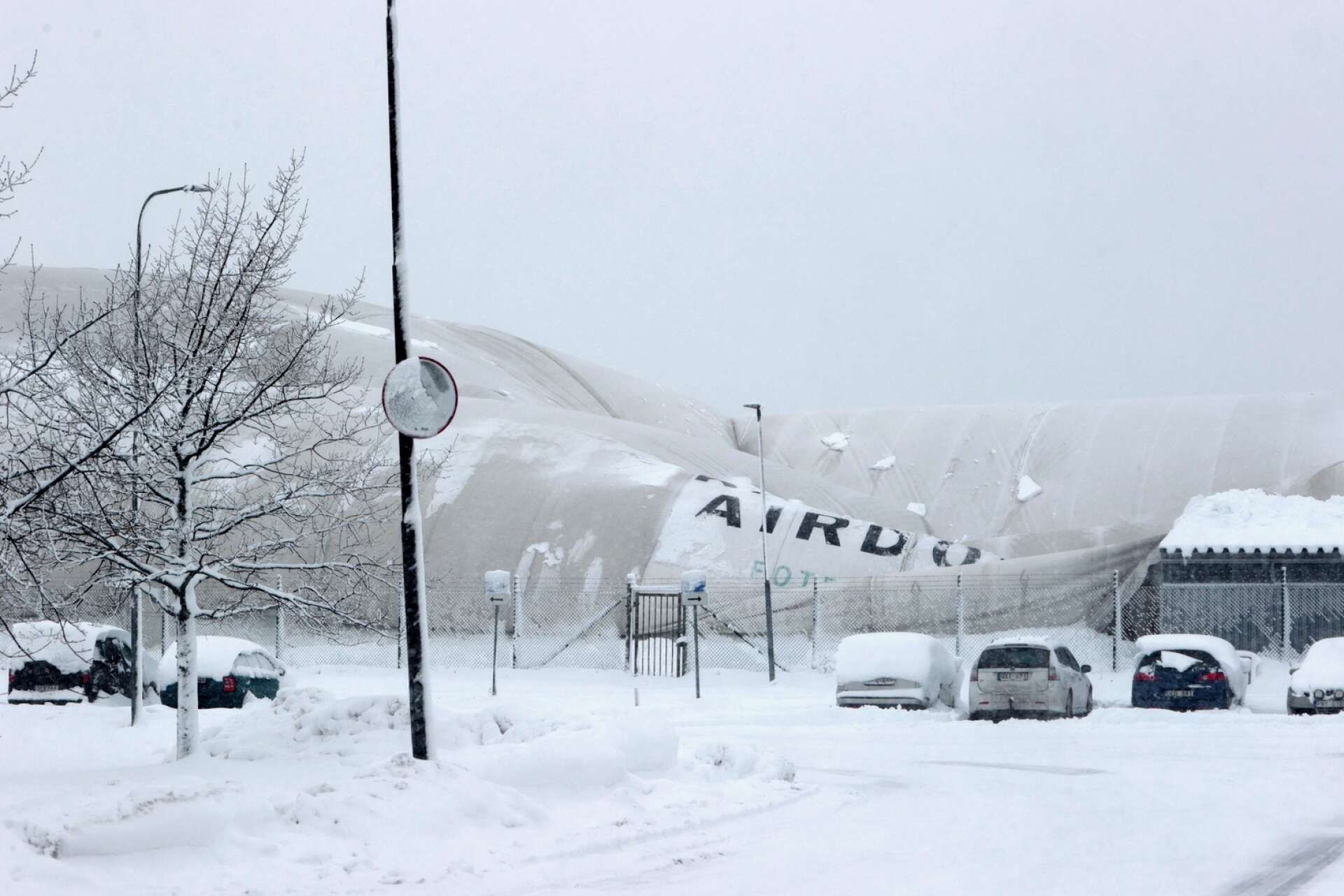 21 februari. Snökaoset gjorde att Karlstad airdome kollapsade under tyngden av snön.