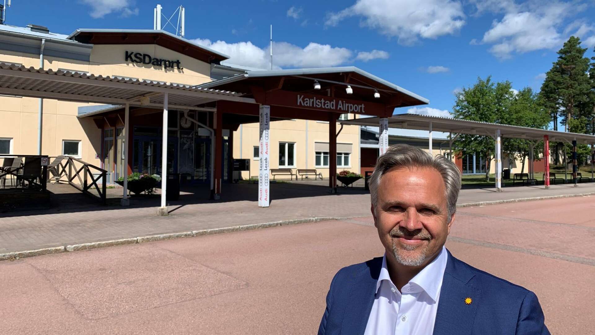 Värmlands näringsliv och besöksnäring behöver flyget för att nå marknader och besökare, den värmländska sjukvården behöver ambulansflyget, och brandförsvaret möjlighet till brandflyg, skriver Niklas Wikström.