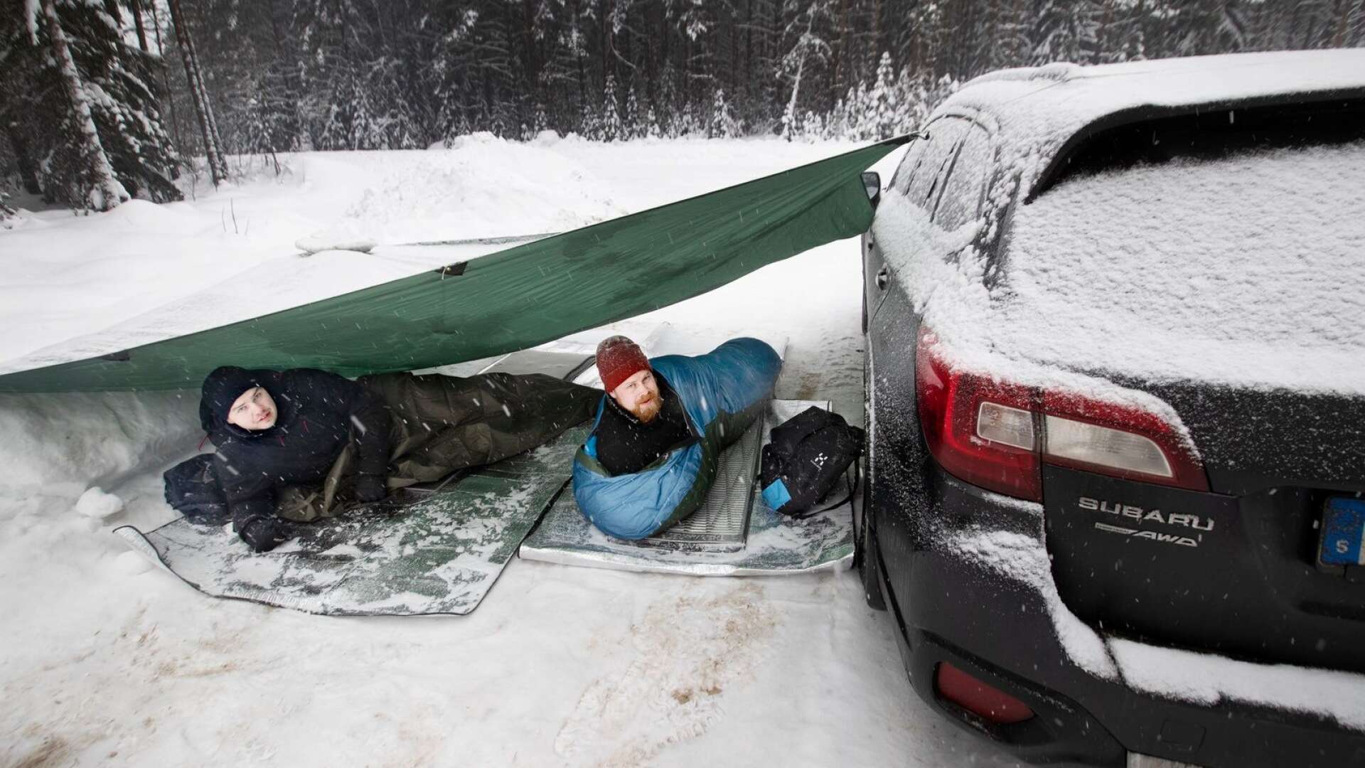 Bröderna Anders och Rikard Engström från Storfors sover ute i den västerbottniska kylan under rallyt.