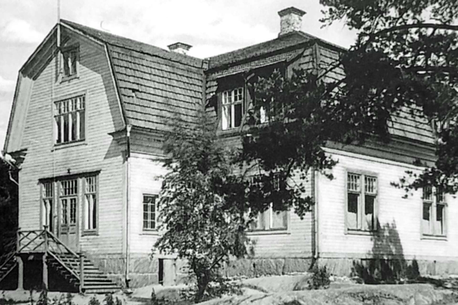 På Sifhällaåsen byggdes 1905 Seffle folkhögskola, som efterbara några år flyttade till Arvika. Kommunala mellanskolan flyttade in, men när nya Samrealskolan stod färdig 1932 blev Sifhällagården disponibel. Från 1933 låg Säffles bibliotek på andra våningen. 