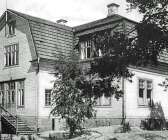 På Sifhällaåsen byggdes 1905 Seffle folkhögskola, som efterbara några år flyttade till Arvika. Kommunala mellanskolan flyttade in, men när nya Samrealskolan stod färdig 1932 blev Sifhällagården disponibel. Från 1933 låg Säffles bibliotek på andra våningen. 