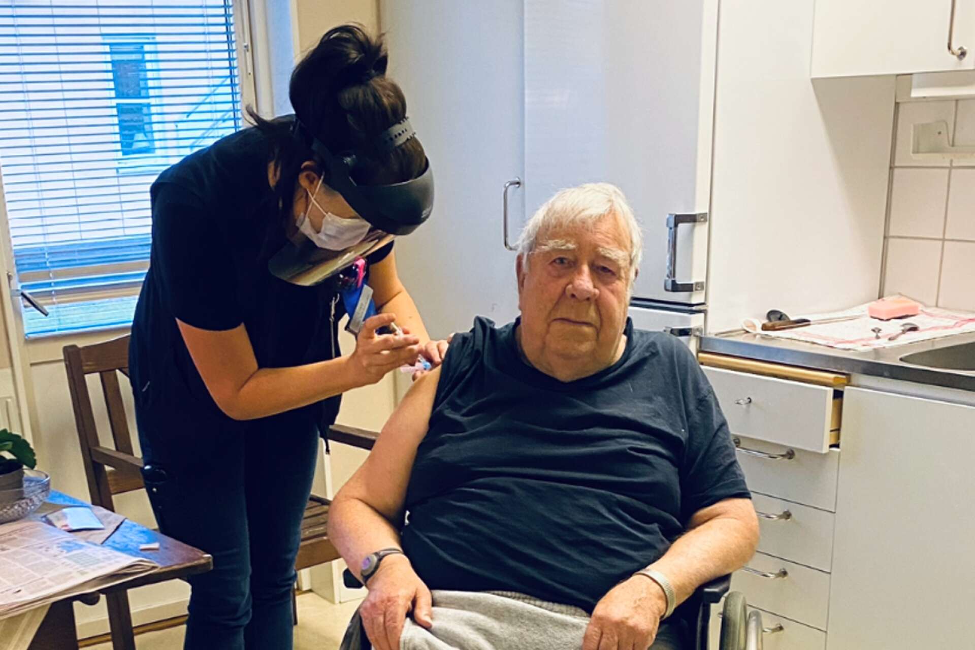 78-årige Hugo Drotz på Solgårdens särskilda boende i Högsäter var först med att få covid-19 vaccinet i Dalsland. Sjuksköterskan Lisa Wendel administrerar dosen. 