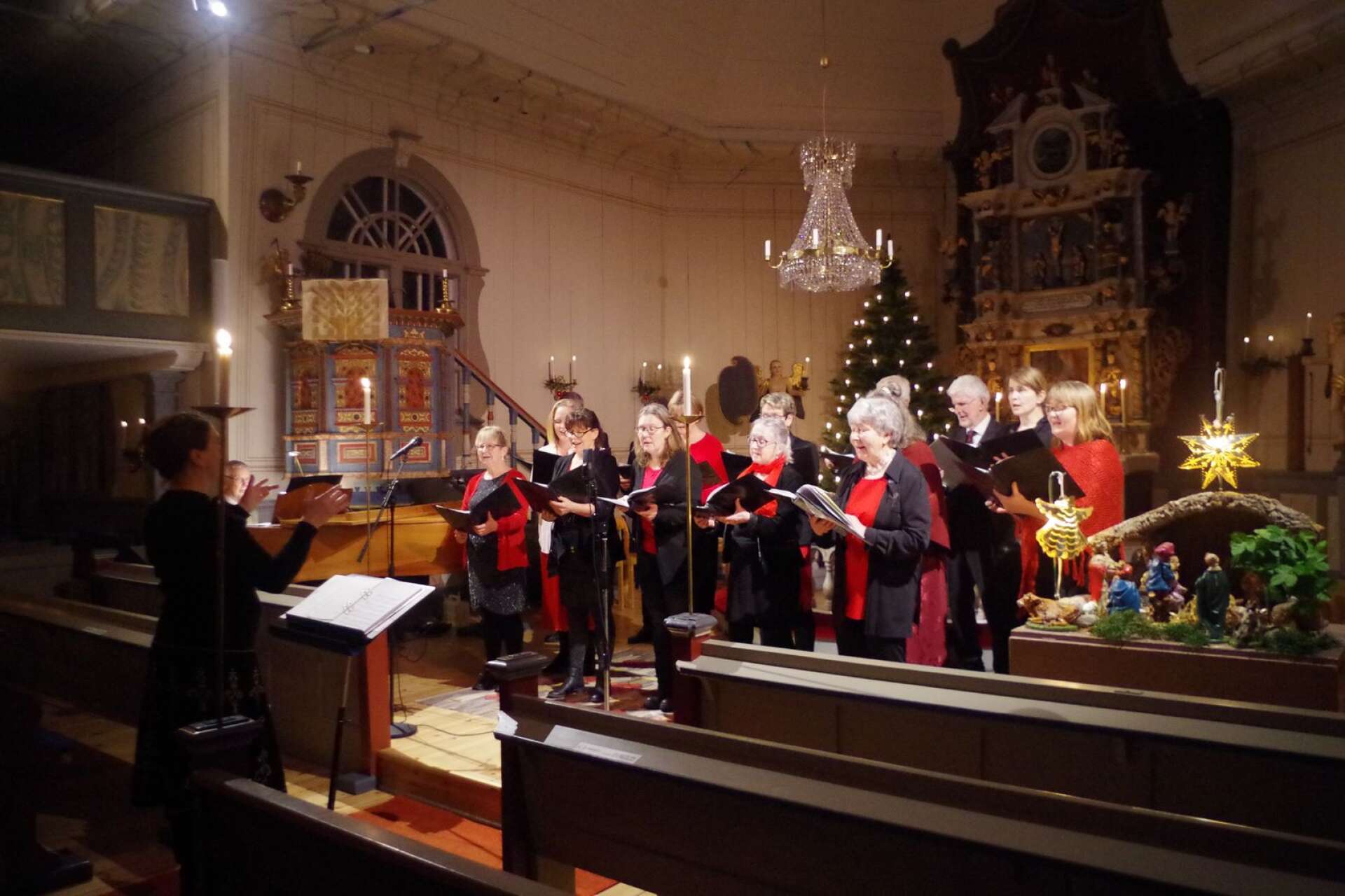 Långseruds kyrkokör under ledning av Catharina Algesten bjöd på en värmande julkonsert när vind och snö yrde utanför kyrkan.