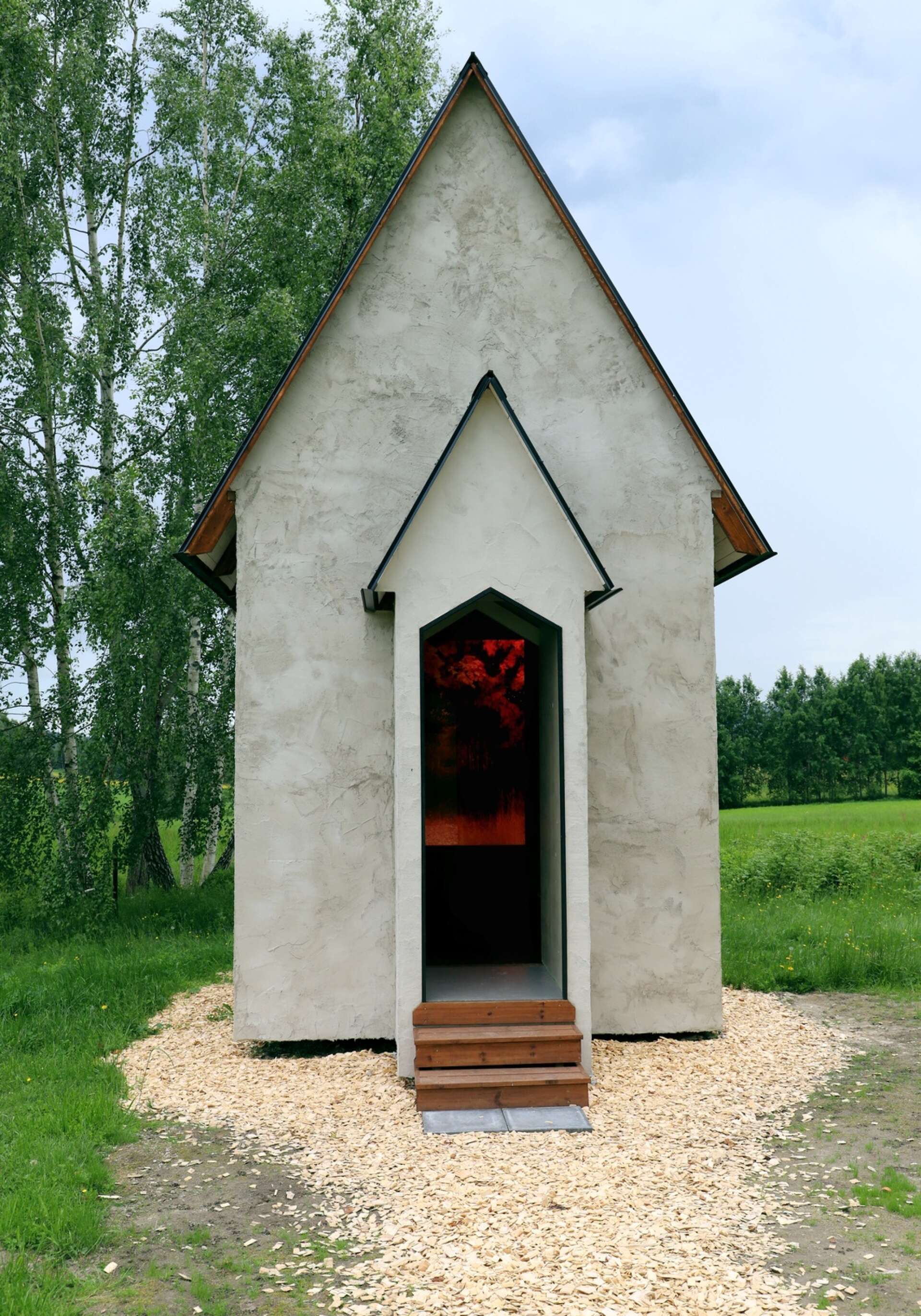 Varje paviljong bjuder på konstupplevelser. I den här kapell-liknande finns fotografier och en hundskulptur av Lovisa Ringborg.