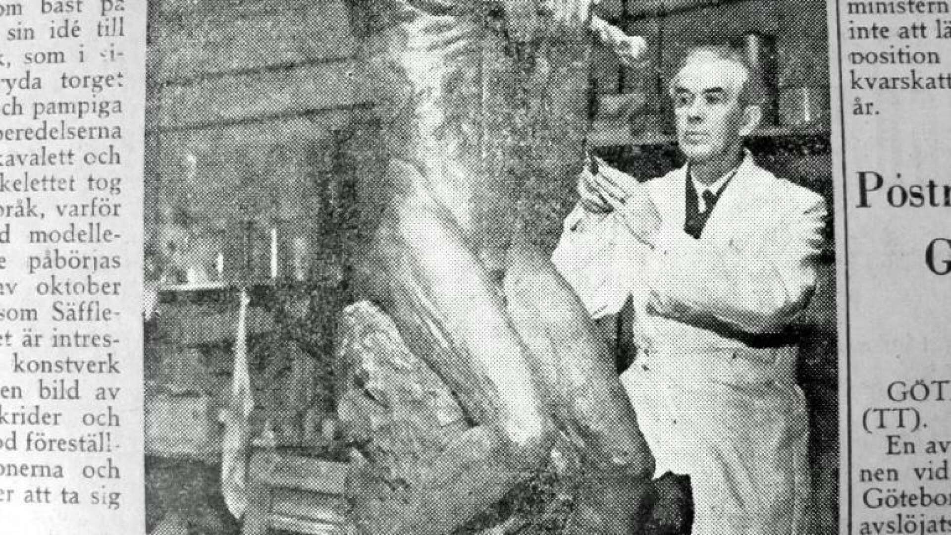 När arbetet med skulpturen Näcken pågick gjorde Säffle-Tidningen ett besök i ateljén. Vitalis Gustafsson var stolt över uppdraget. Tyvärr fick han aldrig se resultatet. Han avled innan hans skulptur kom på plats på Kanaltorget.