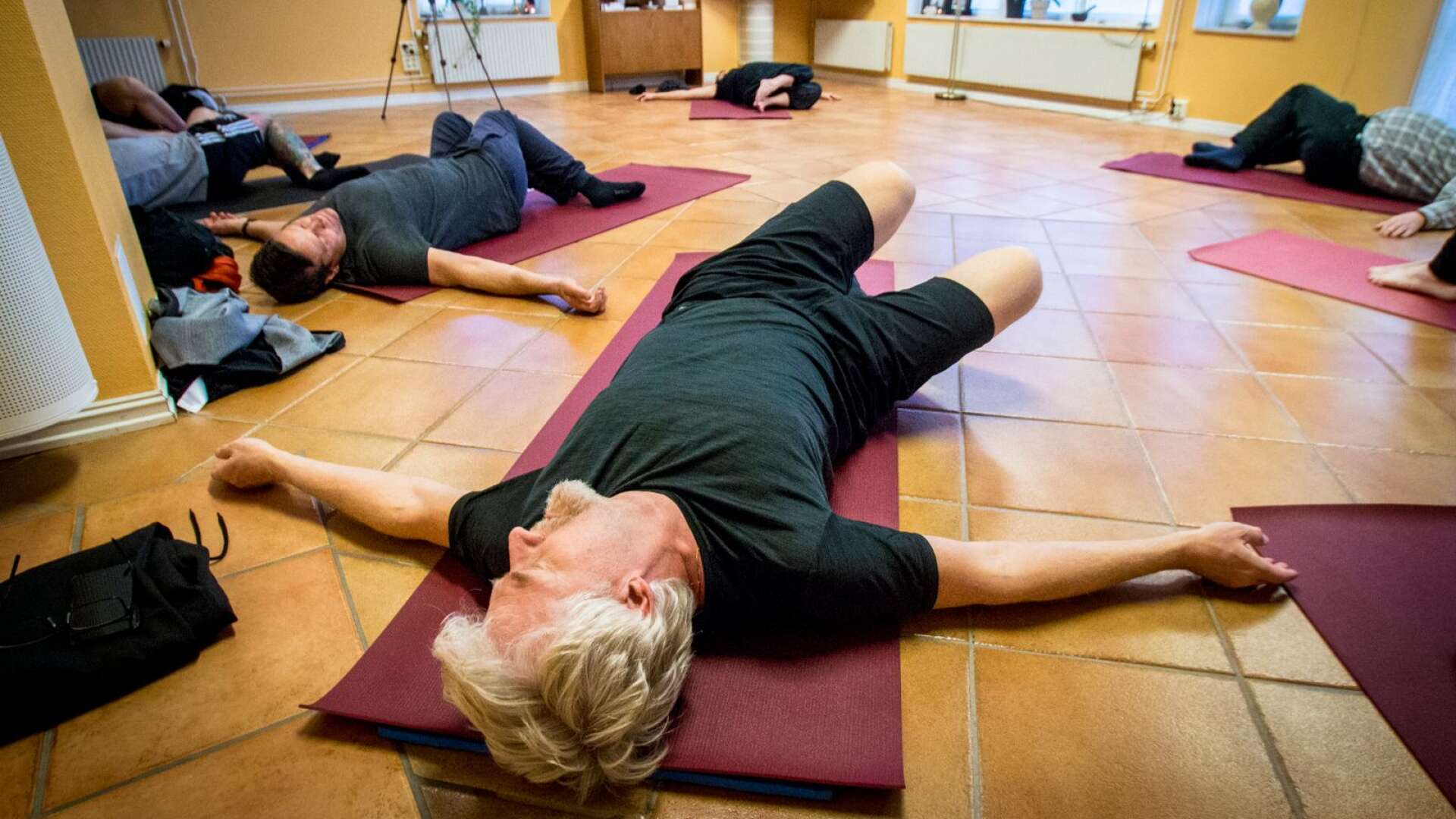 Fokus på andning och avslappning är en viktig del av yogapasset och något som uppskattas av deltagarna.