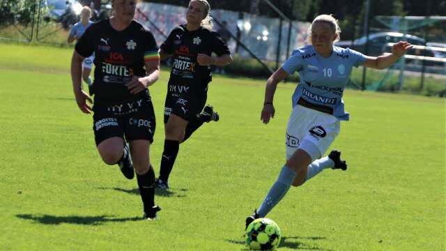 Edith Gustafsson, som gjorde matchens första mål, var en av tre A-lagsspelare som stärkte upp Vikens U-lag som i söndags besegrade Eds FF med 3–2.