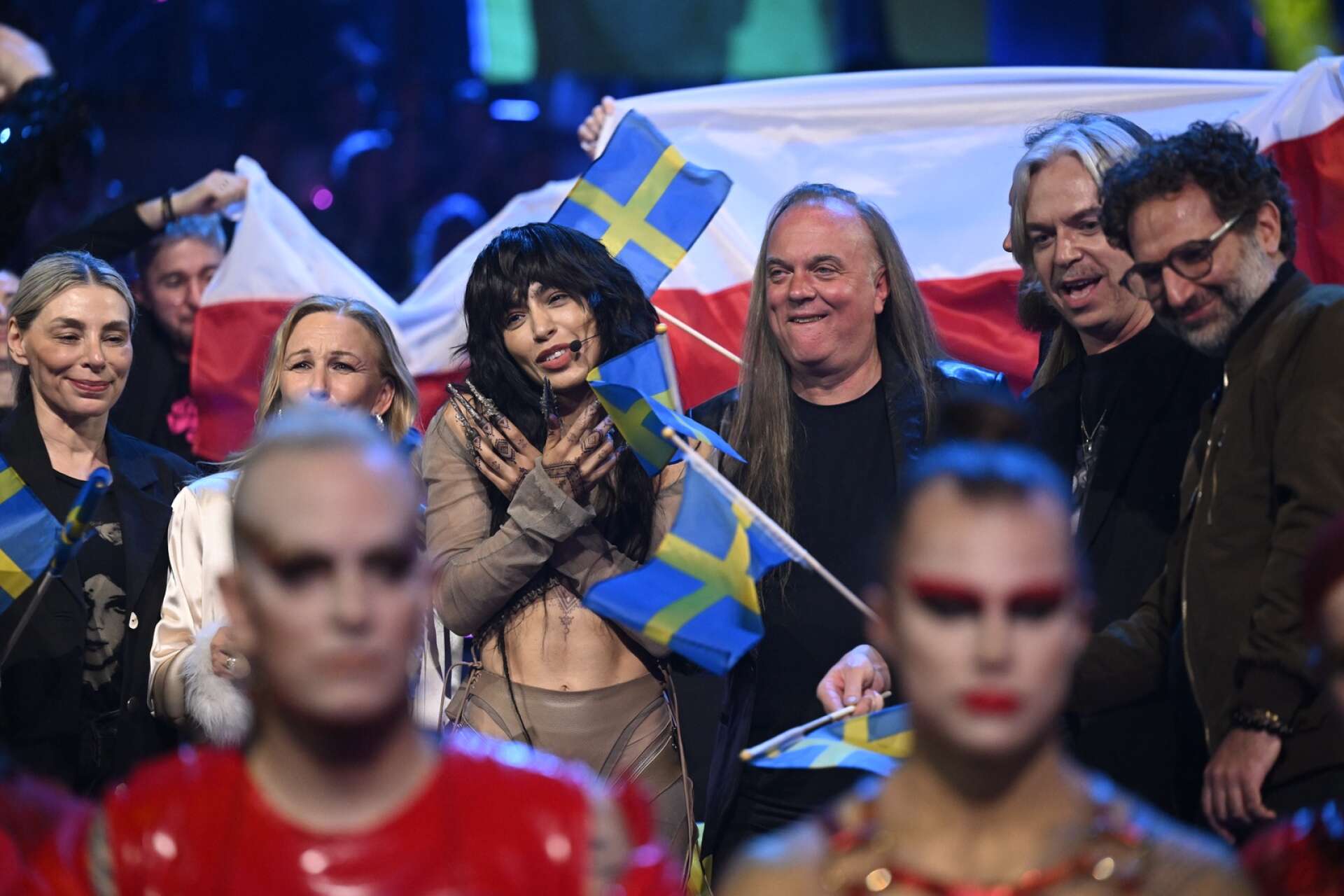 Loreen med Lotta Furebäck (tv), det svenska teamets delegationschef, och Thomas G:son (th)  i green room under finalen i Eurovision Song Contest i Liverpool.