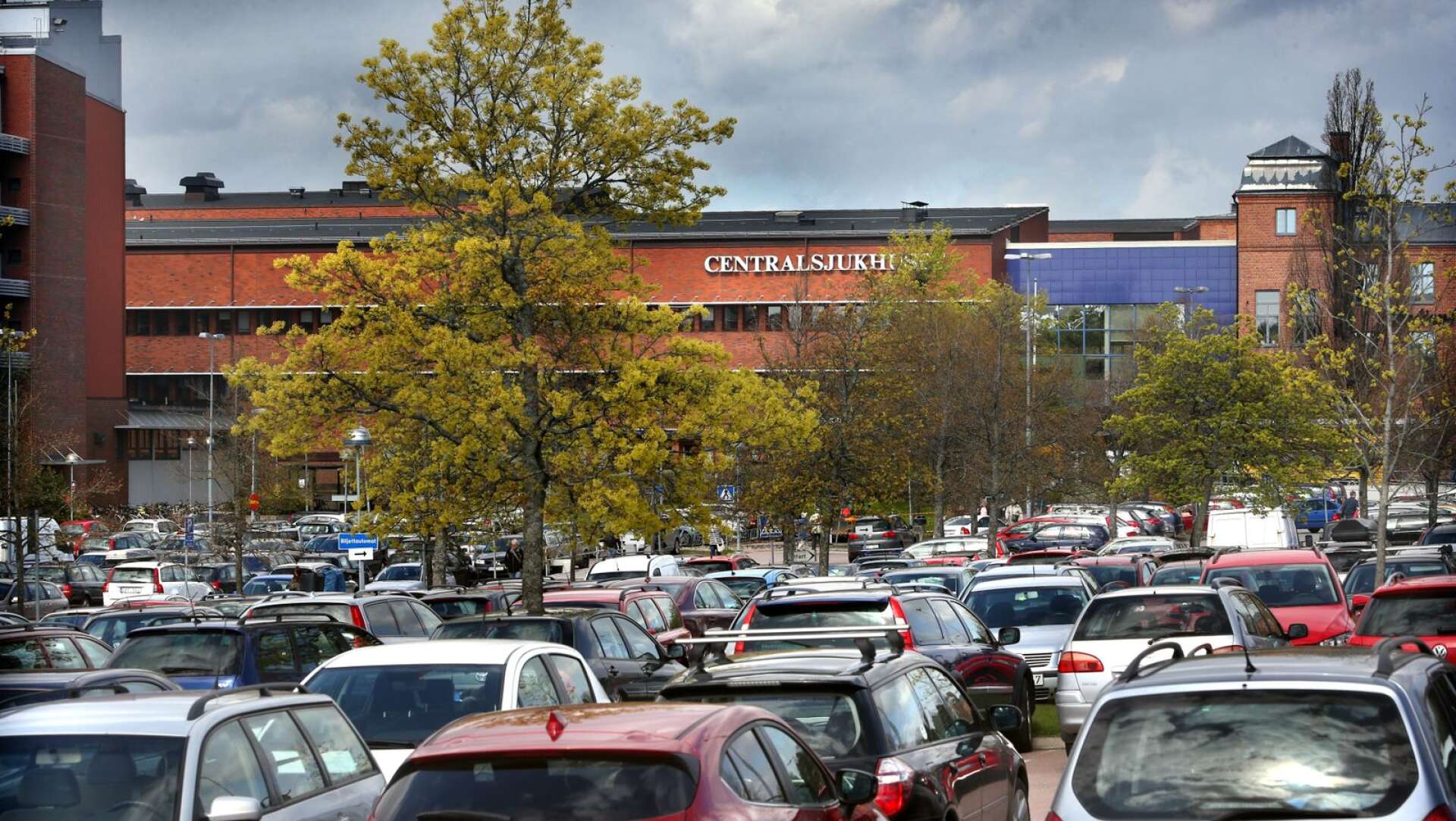 Region Värmland har beslutat att lämna in en ny bygglovsansökan för att kunna ha tillfälliga parkeringsplatser på en fotbollsplan nära Centralsjukhuset.