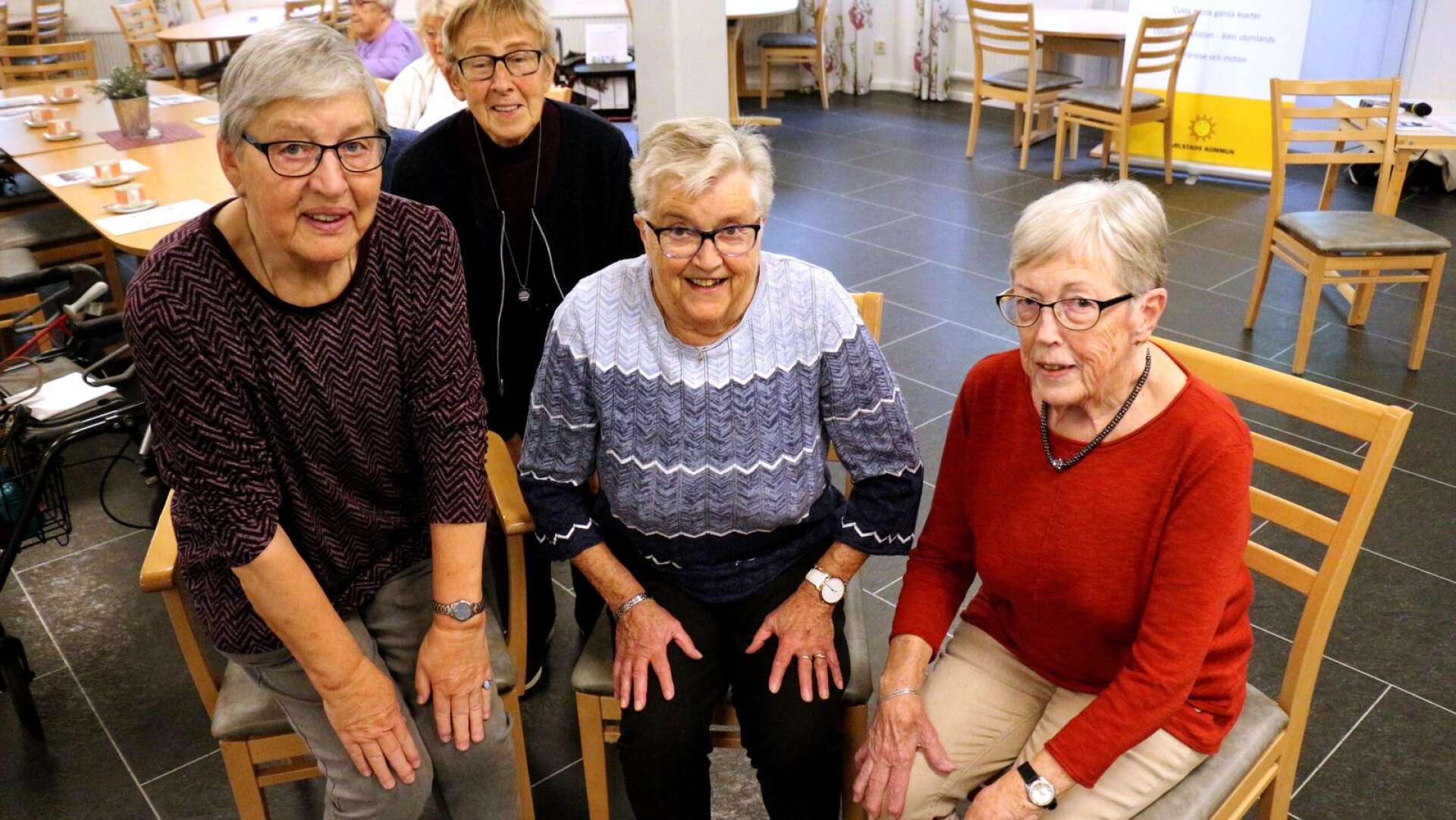 Gympaledaren Siv Larsson, 86 år, i mitten, omgiven av sina glada motionärer Maj Persson, Birgit Bergkvist och Birgitta Gren-Larsson som tränade tillsammans under Balansera mera-veckan. 