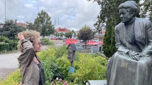 Justyna Czechowska bekantar sig med Selma Lagerlöf-statyn. Författarens verk har hon redan kommit i djup kontakt med i sitt arbete som översättare.