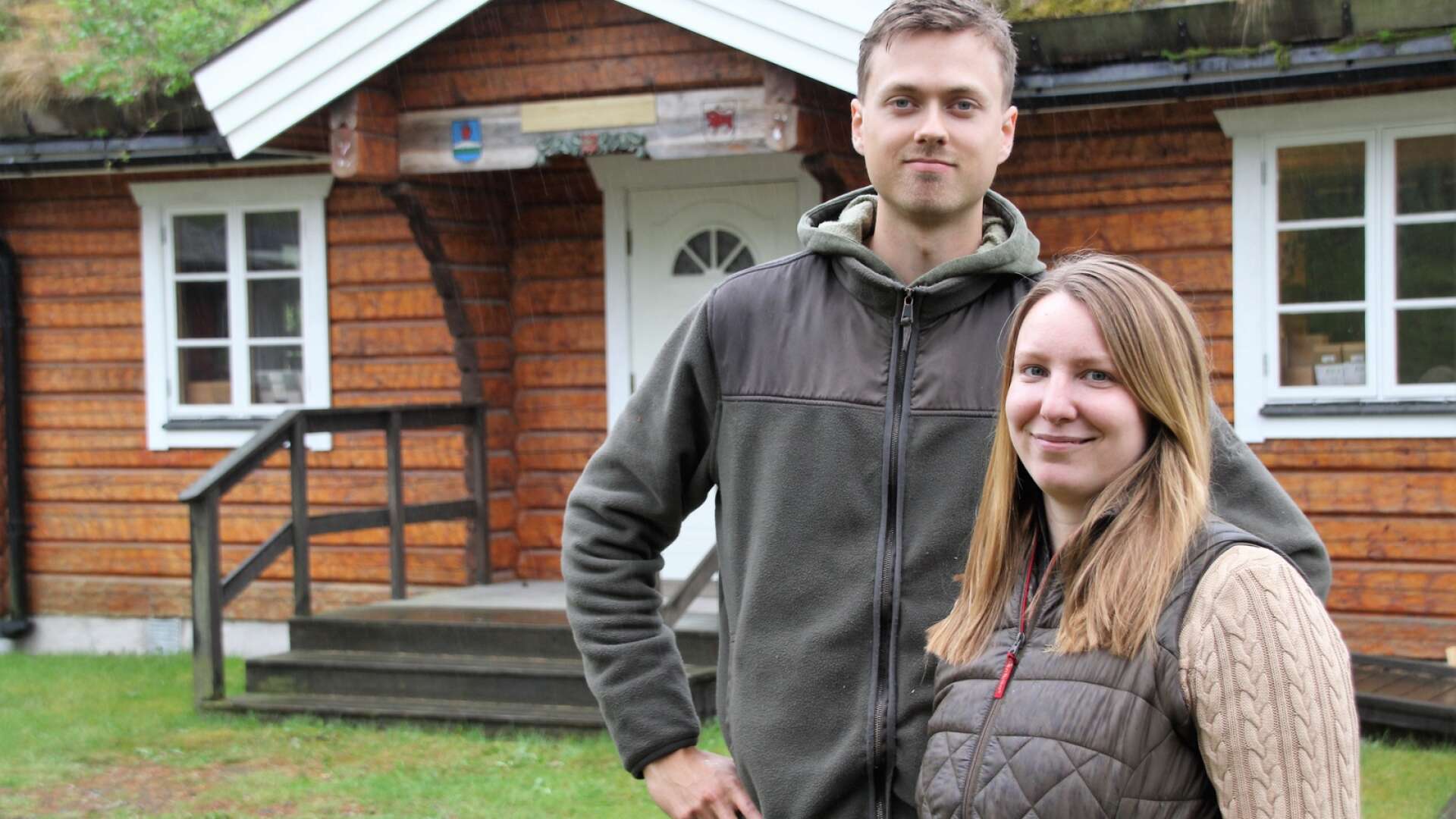 Noak Mossberg Thelander och Julie Bloch Jensen driver Dalslands mooseranch i Ed och utökar nu med att vid Timmerstugorna starta en naturbutik och infopoint för nationalparken Tresticklan. 