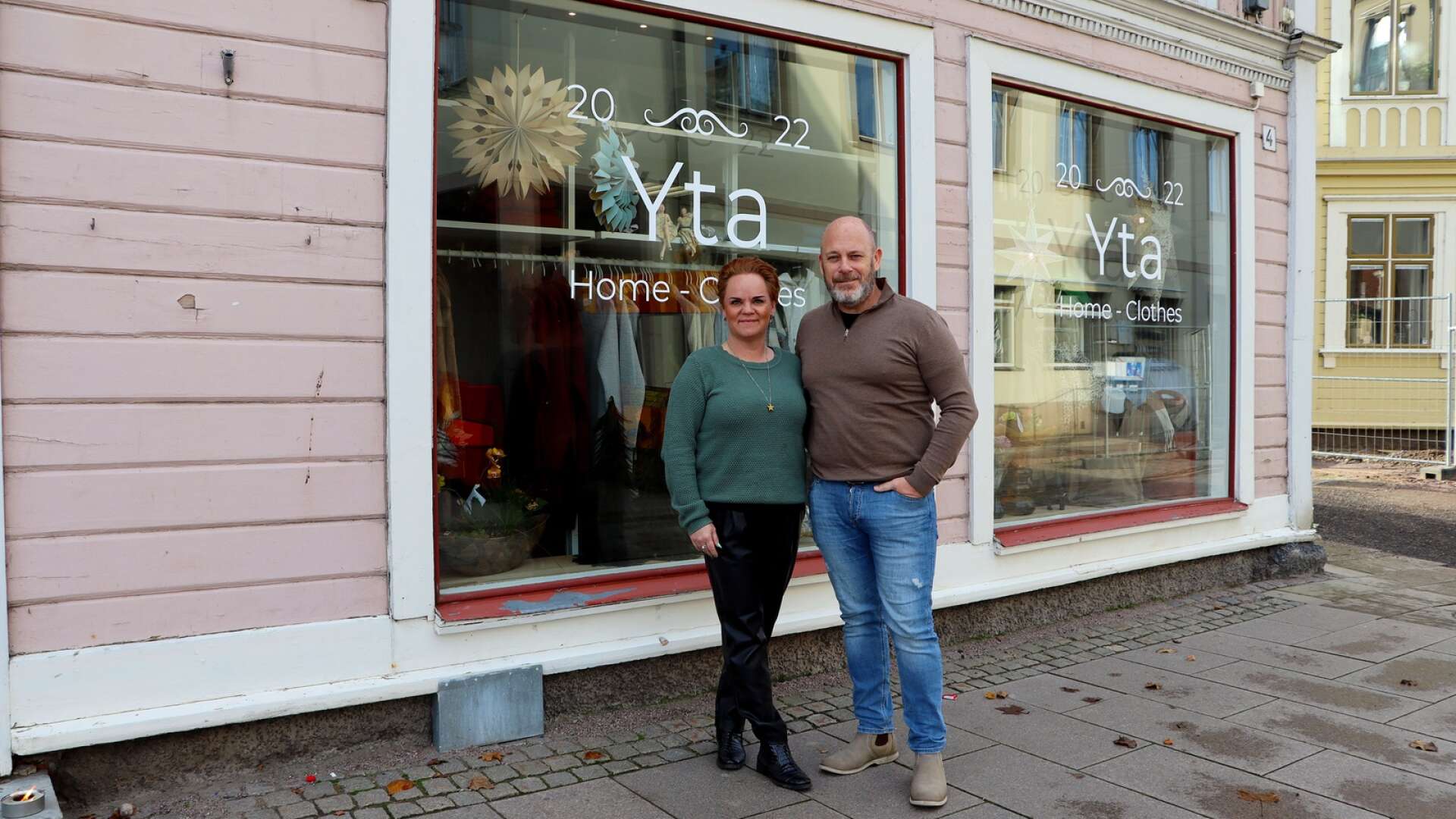 Angeliqa Söder och Lasse Lifh har just öppnat butiken Yta i en av lokalerna vid torget.