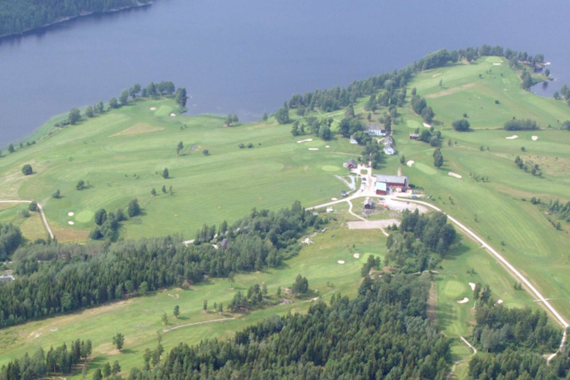 Noresunds herrgård ligger precis intill sjön Hugn och med Eda golfklubb som närmaste granne. 