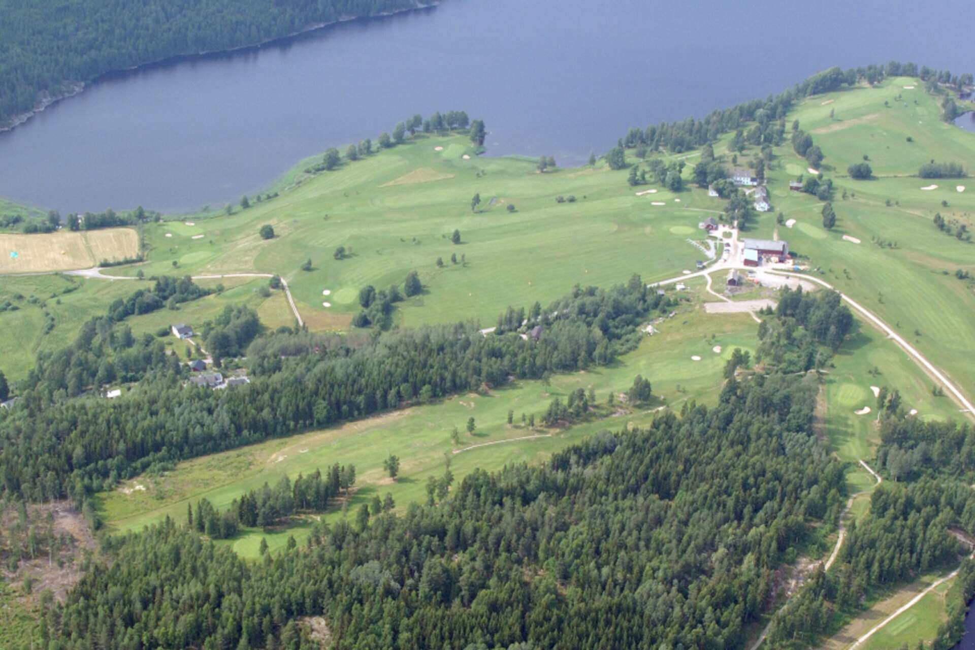 Flygvy över Noresundsområdet med golfbanan och den gamla herrgården intill sjön Hugn.
